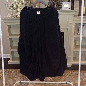 Pretty black skirt for all your dates!!